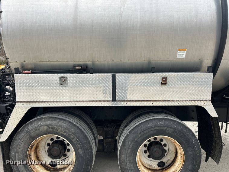 image for item ET6809 2003 International 7400 oil distributor truck