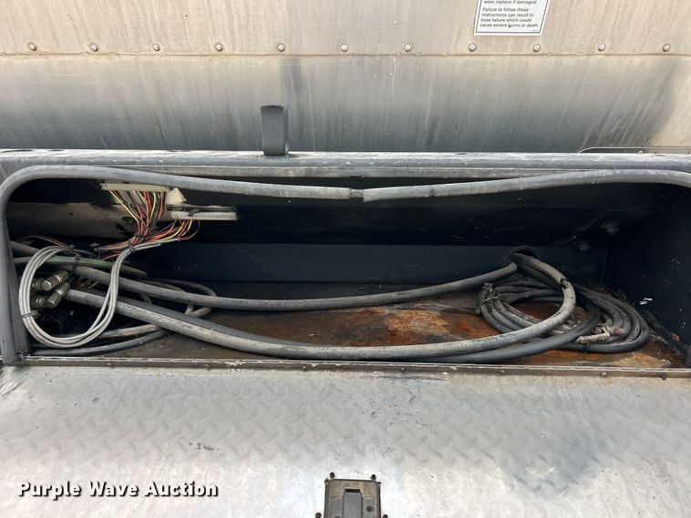 image for item ET6809 2003 International 7400 oil distributor truck