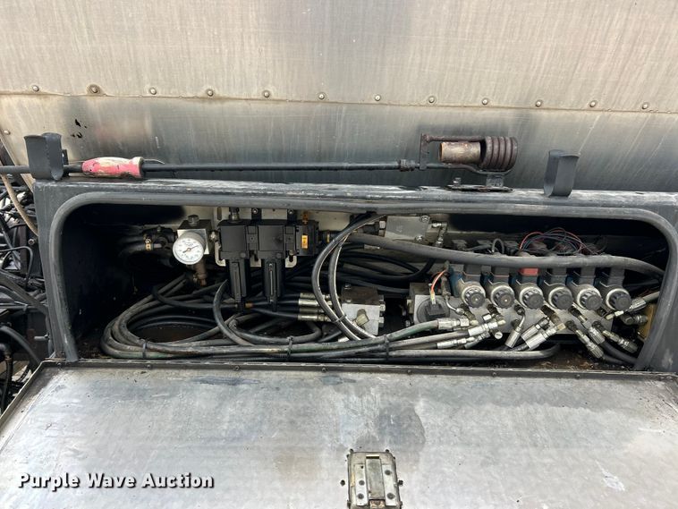 image for item ET6809 2003 International 7400 oil distributor truck