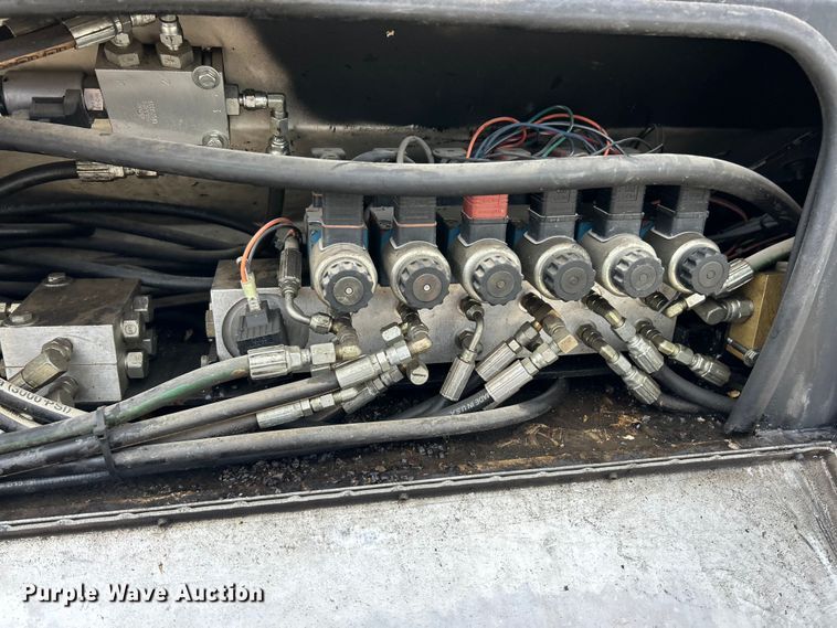 image for item ET6809 2003 International 7400 oil distributor truck