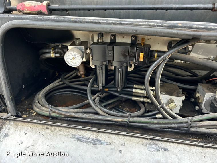 image for item ET6809 2003 International 7400 oil distributor truck