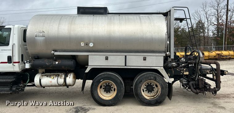 image for item ET6809 2003 International 7400 oil distributor truck