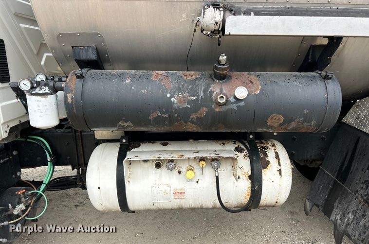 image for item ET6809 2003 International 7400 oil distributor truck