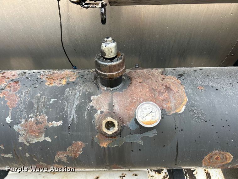 image for item ET6809 2003 International 7400 oil distributor truck