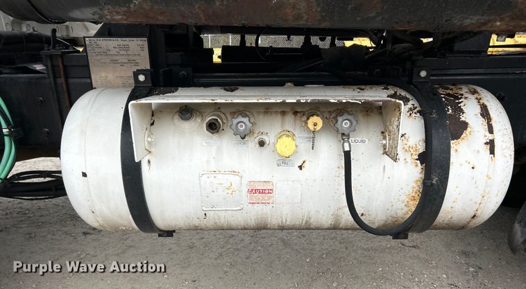 image for item ET6809 2003 International 7400 oil distributor truck