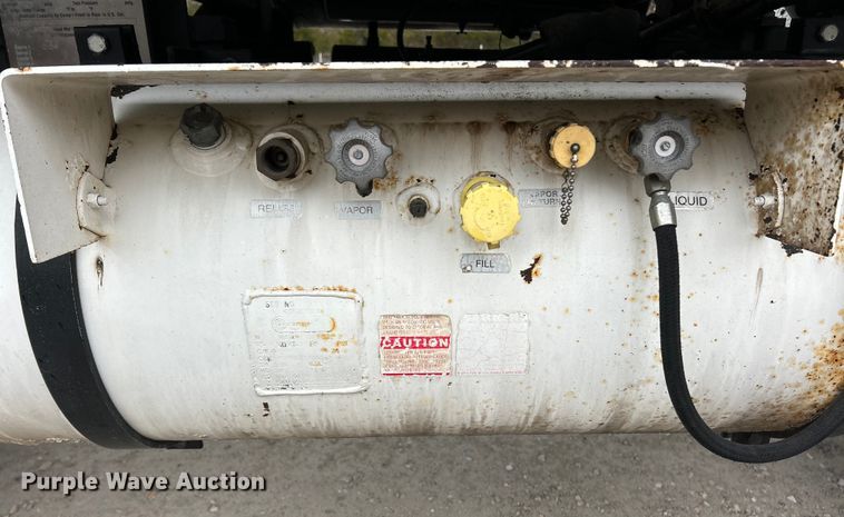 image for item ET6809 2003 International 7400 oil distributor truck