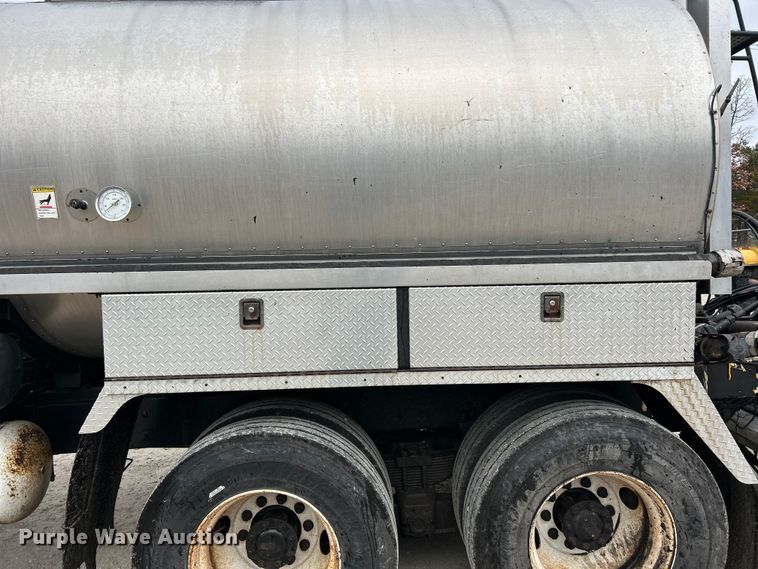 image for item ET6809 2003 International 7400 oil distributor truck