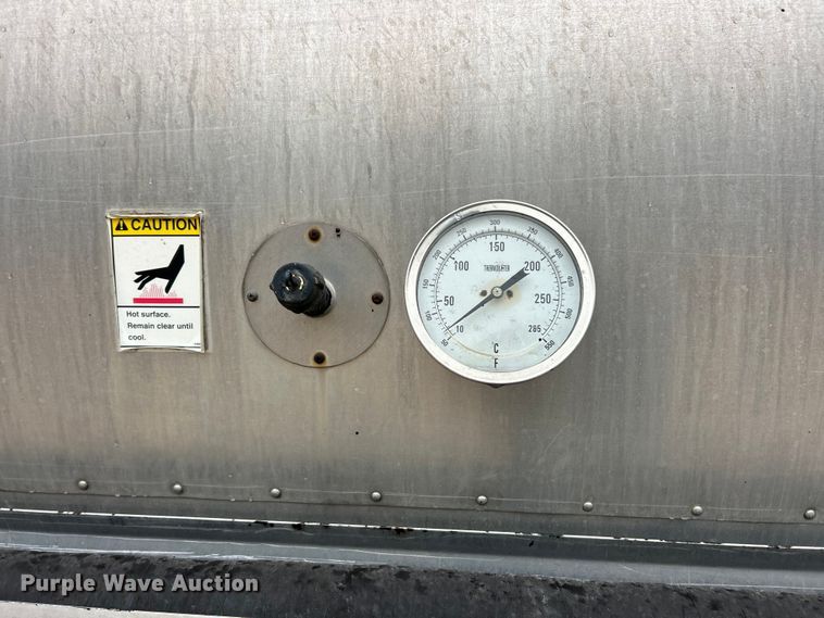 image for item ET6809 2003 International 7400 oil distributor truck