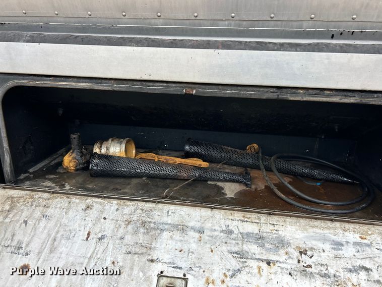 image for item ET6809 2003 International 7400 oil distributor truck