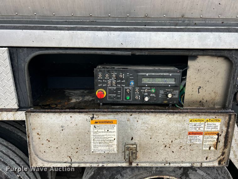 image for item ET6809 2003 International 7400 oil distributor truck