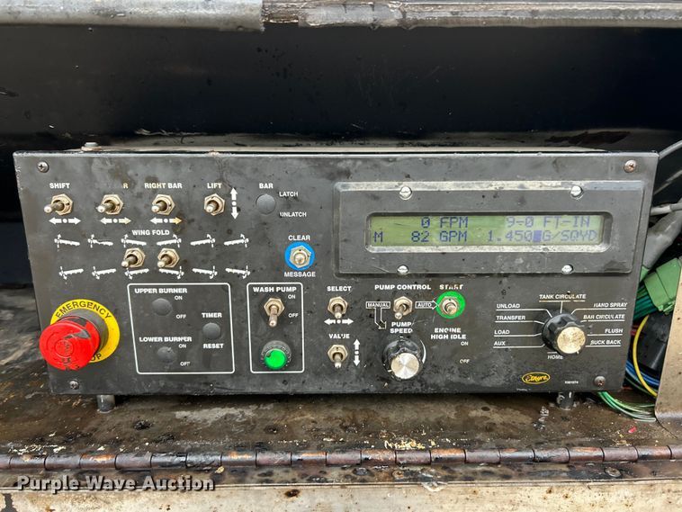 image for item ET6809 2003 International 7400 oil distributor truck