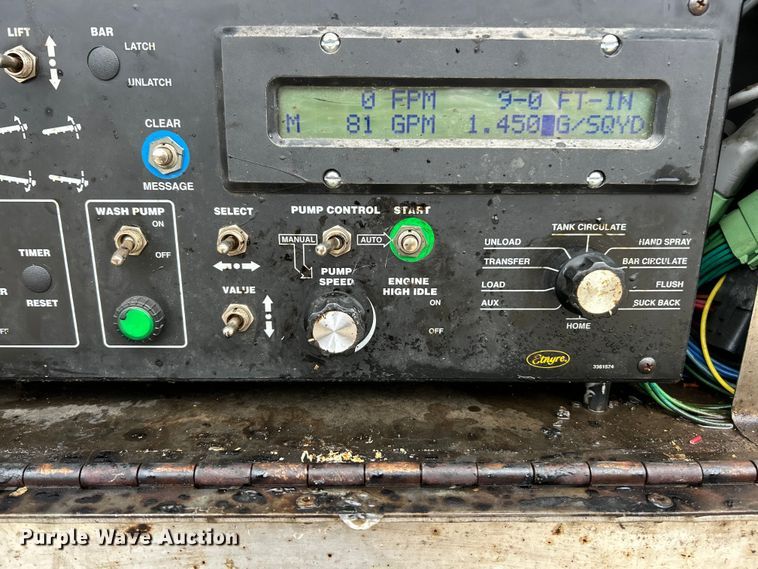 image for item ET6809 2003 International 7400 oil distributor truck