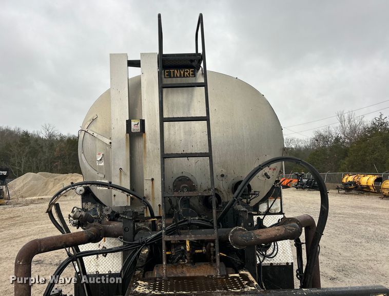 image for item ET6809 2003 International 7400 oil distributor truck