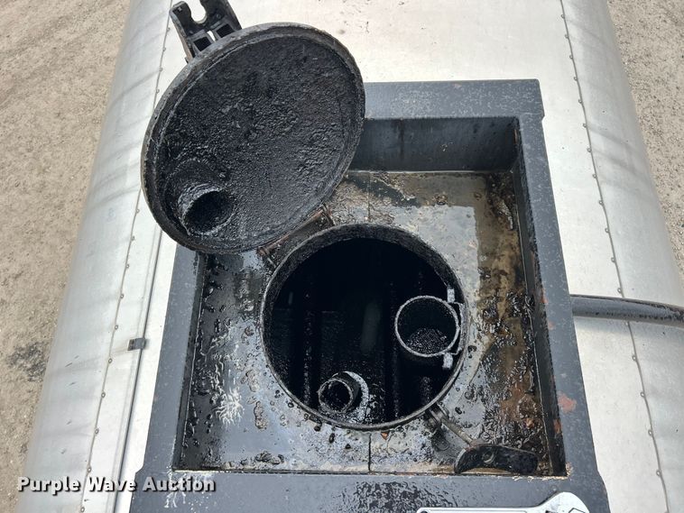 image for item ET6809 2003 International 7400 oil distributor truck