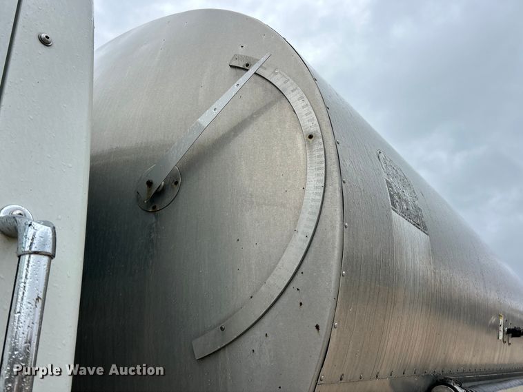 image for item ET6809 2003 International 7400 oil distributor truck