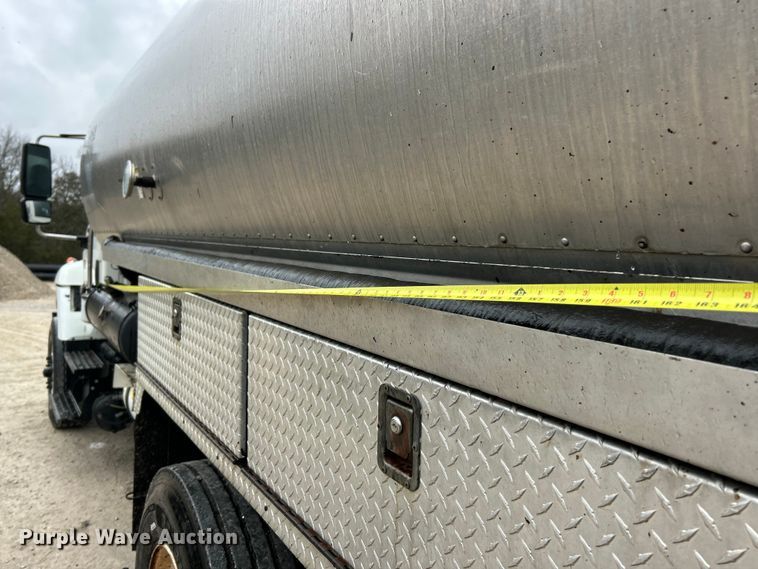 image for item ET6809 2003 International 7400 oil distributor truck