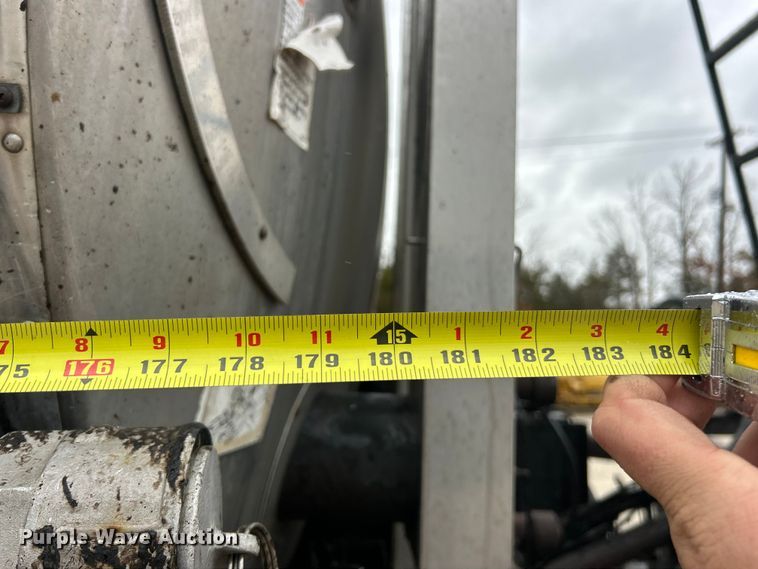 image for item ET6809 2003 International 7400 oil distributor truck