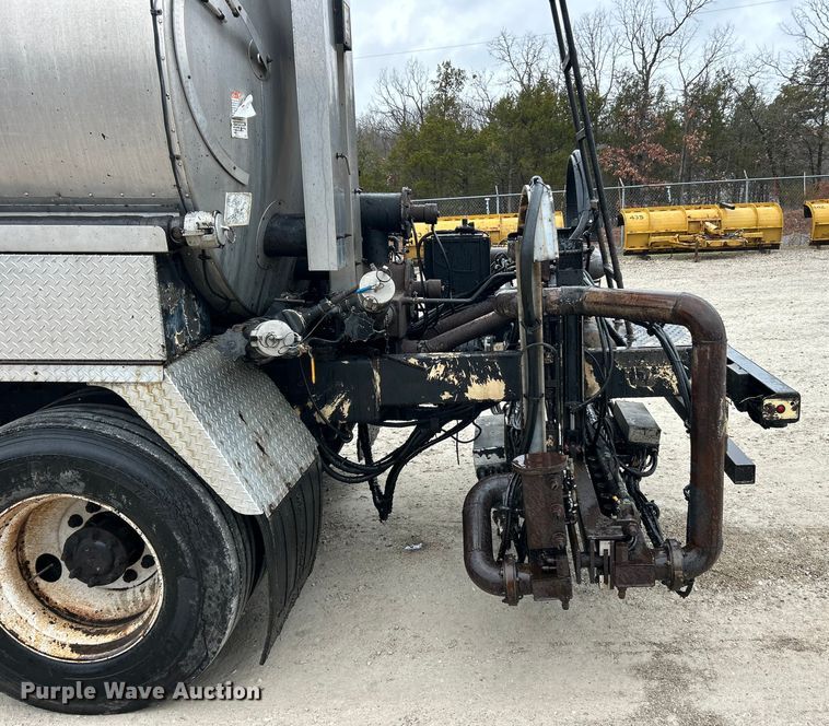 image for item ET6809 2003 International 7400 oil distributor truck