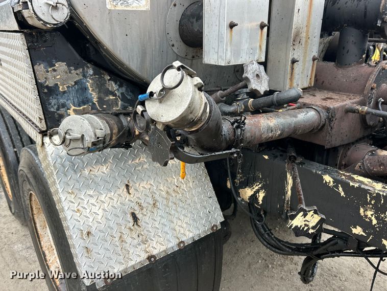 image for item ET6809 2003 International 7400 oil distributor truck