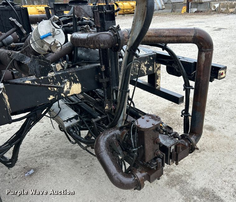 image for item ET6809 2003 International 7400 oil distributor truck