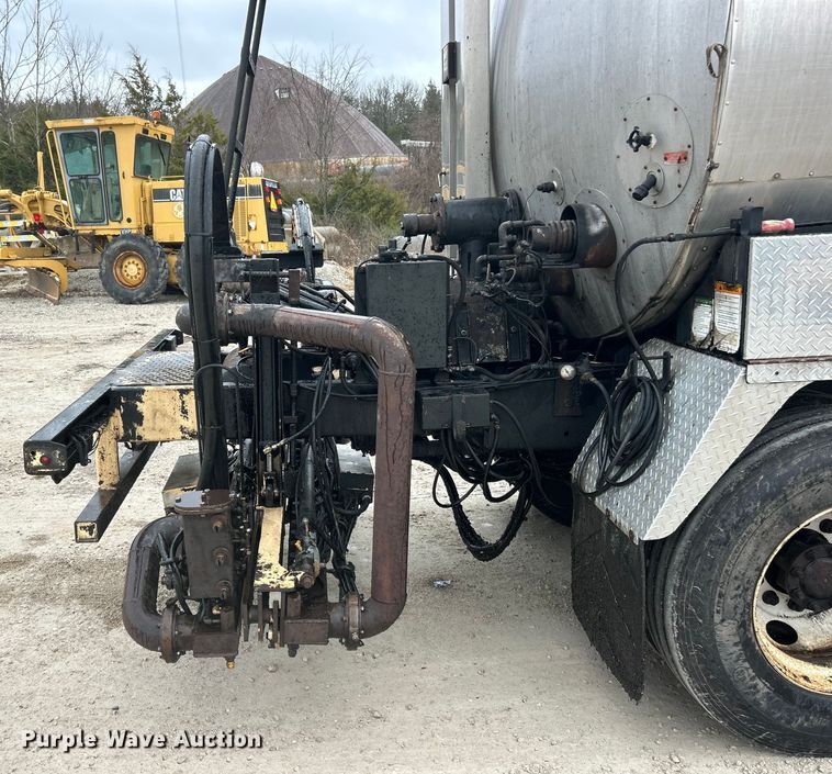 image for item ET6809 2003 International 7400 oil distributor truck