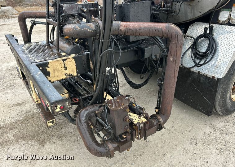 image for item ET6809 2003 International 7400 oil distributor truck