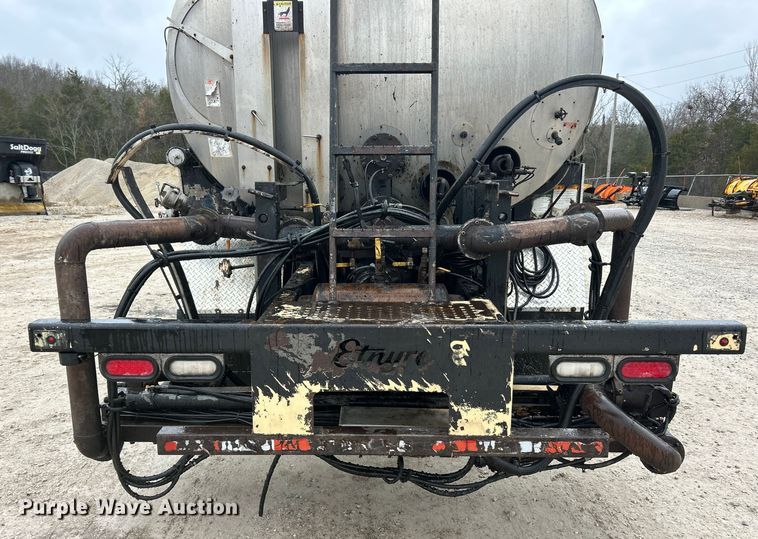 image for item ET6809 2003 International 7400 oil distributor truck