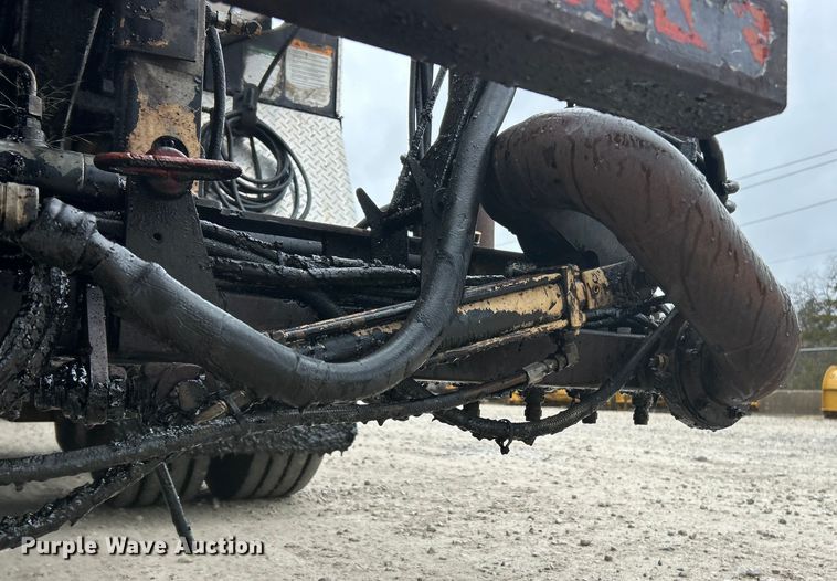 image for item ET6809 2003 International 7400 oil distributor truck