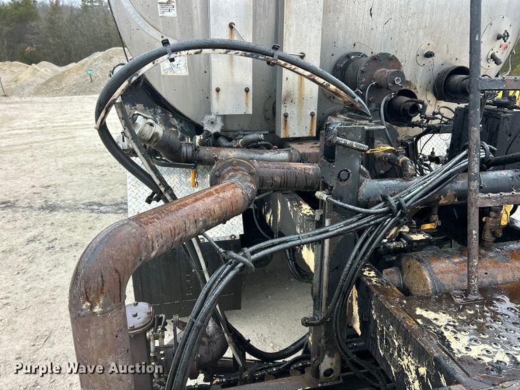 image for item ET6809 2003 International 7400 oil distributor truck