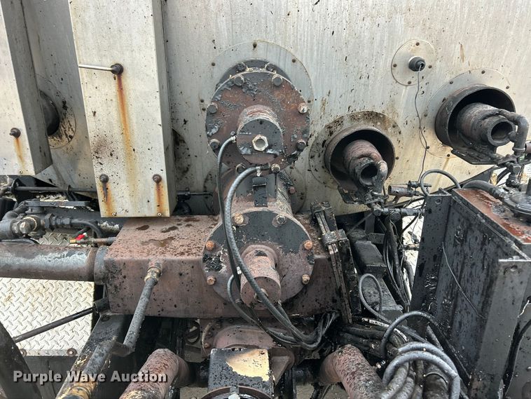 image for item ET6809 2003 International 7400 oil distributor truck