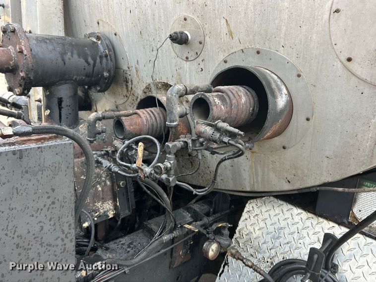 image for item ET6809 2003 International 7400 oil distributor truck