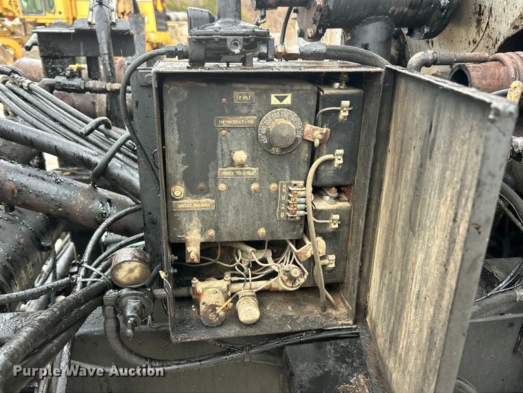 image for item ET6809 2003 International 7400 oil distributor truck