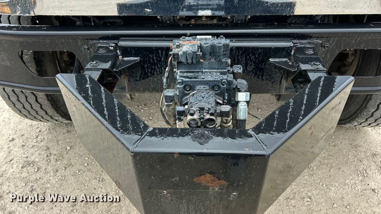 image for item ET6809 2003 International 7400 oil distributor truck