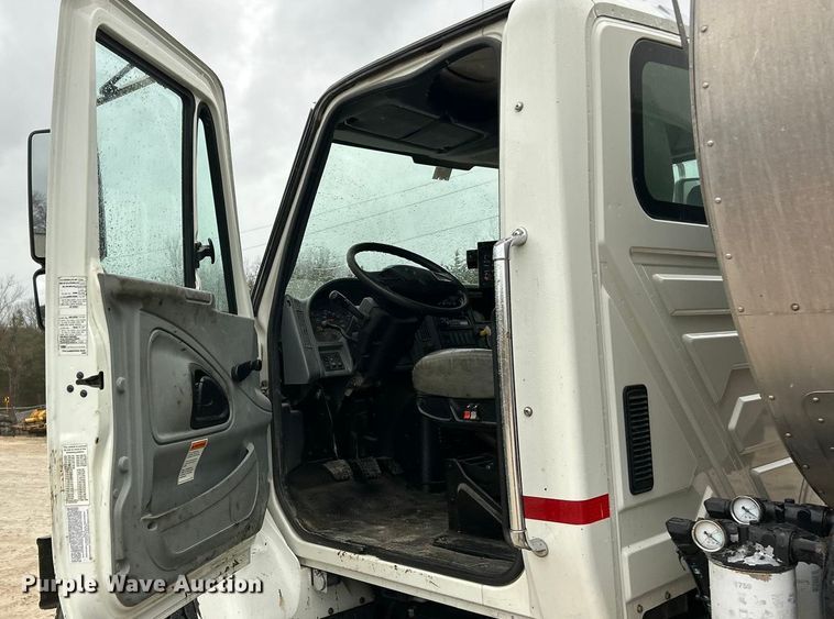 image for item ET6809 2003 International 7400 oil distributor truck