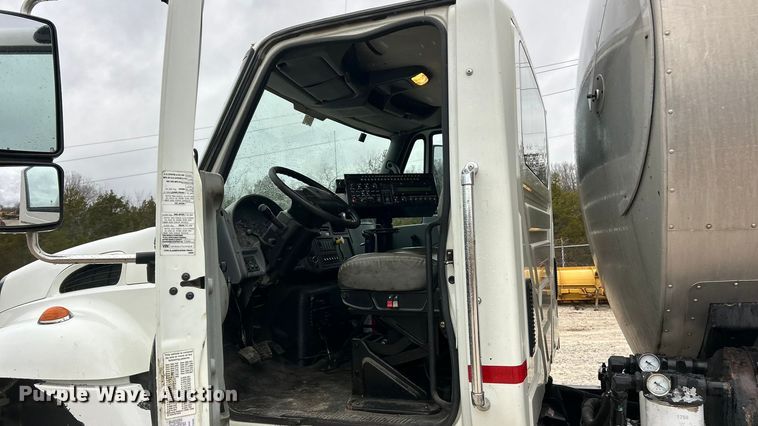 image for item ET6809 2003 International 7400 oil distributor truck