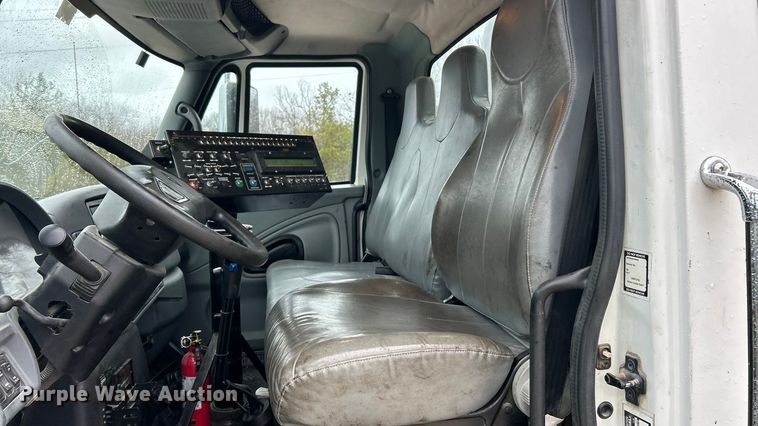 image for item ET6809 2003 International 7400 oil distributor truck