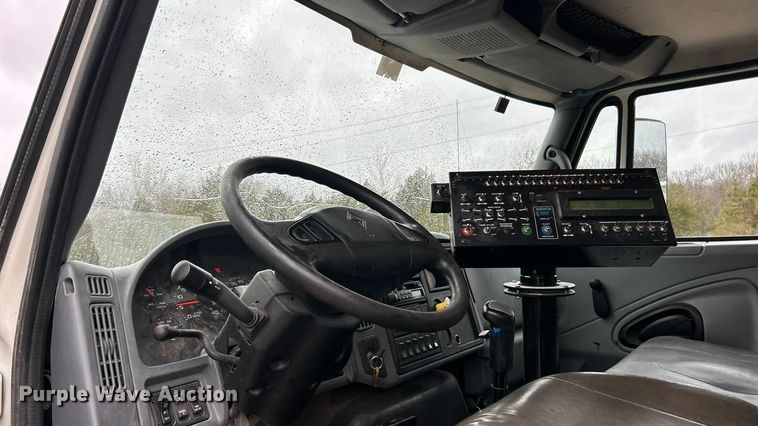 image for item ET6809 2003 International 7400 oil distributor truck