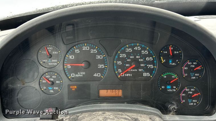 image for item ET6809 2003 International 7400 oil distributor truck