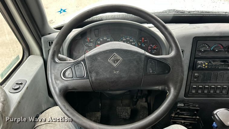 image for item ET6809 2003 International 7400 oil distributor truck