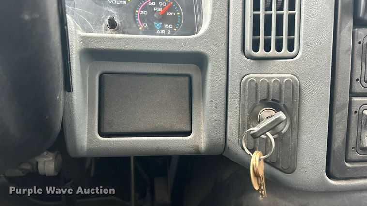 image for item ET6809 2003 International 7400 oil distributor truck