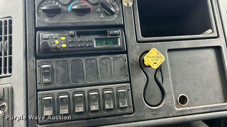 image for item ET6809 2003 International 7400 oil distributor truck