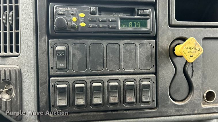 image for item ET6809 2003 International 7400 oil distributor truck