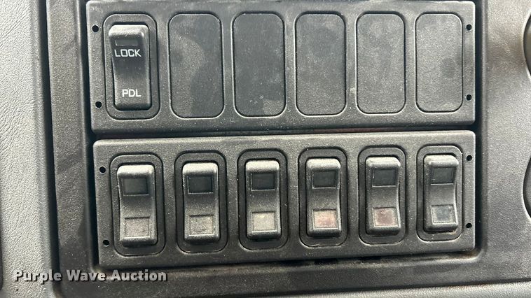 image for item ET6809 2003 International 7400 oil distributor truck