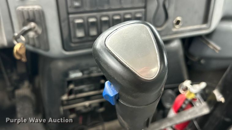 image for item ET6809 2003 International 7400 oil distributor truck