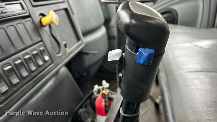 image for item ET6809 2003 International 7400 oil distributor truck