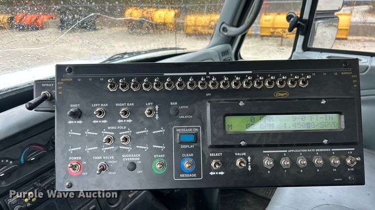 image for item ET6809 2003 International 7400 oil distributor truck