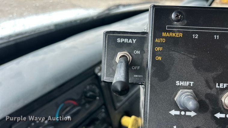 image for item ET6809 2003 International 7400 oil distributor truck