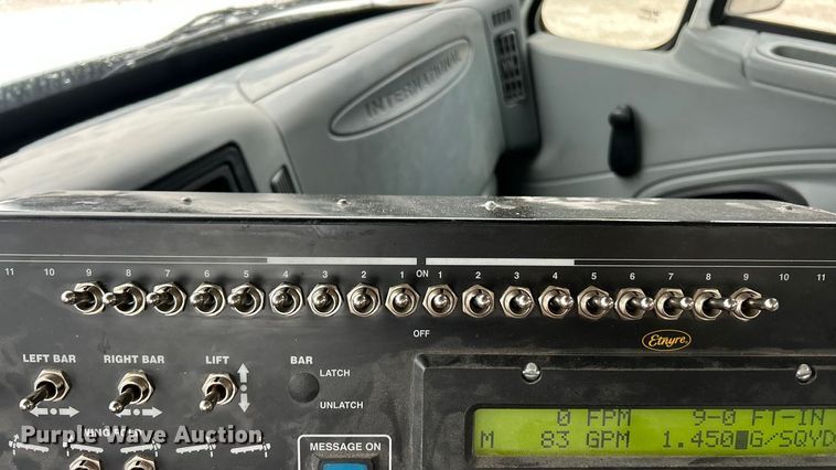 image for item ET6809 2003 International 7400 oil distributor truck