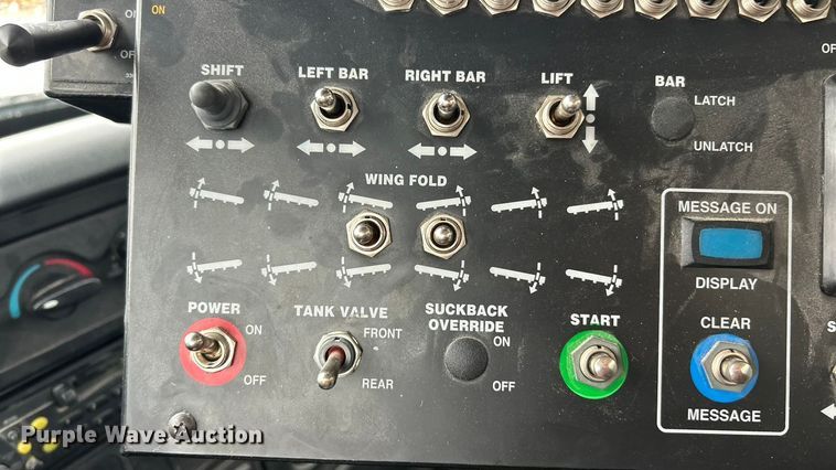 image for item ET6809 2003 International 7400 oil distributor truck