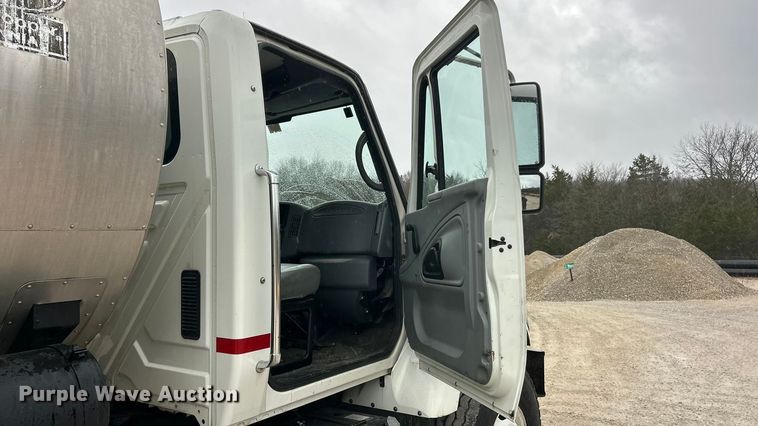 image for item ET6809 2003 International 7400 oil distributor truck